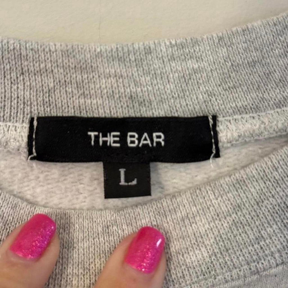 This is a pre-owned women's "THE BAR" sweatshirt in light heather grey, size L - Picture 7 of 8